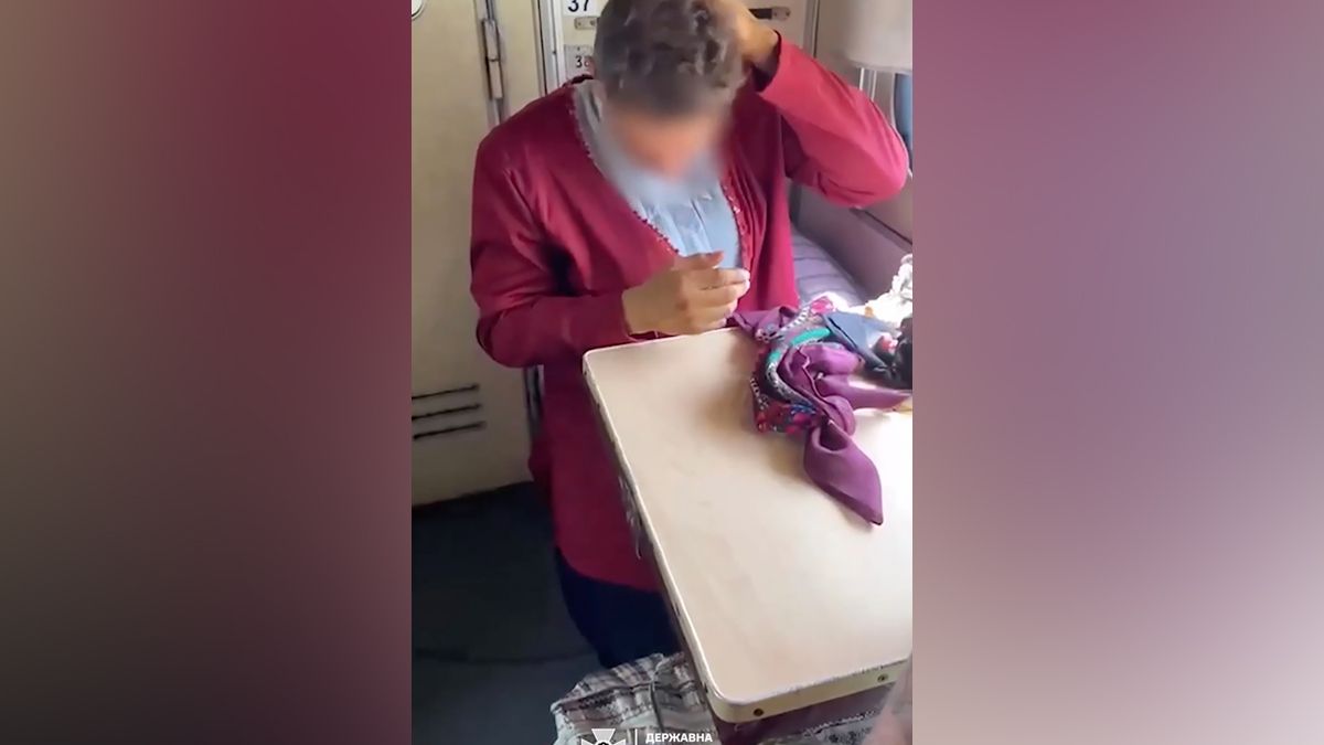 Житель Одессы, переодевшийся в старушку, чтобы добраться до границы на поезде - РИА Новости, 1920, 20.06.2024