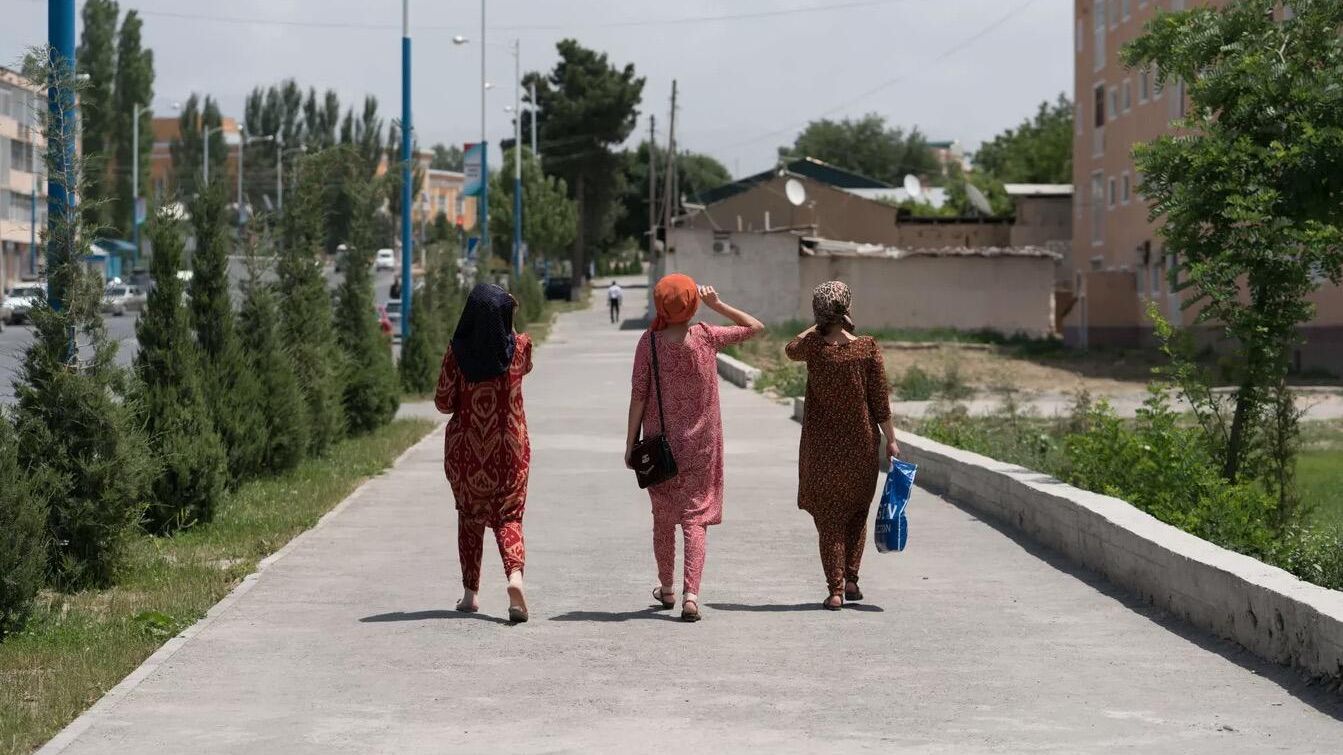 Женщины на улице в Душанбе Женщины на улице в Душанбе - РИА Новости, 1920, 20.06.2024