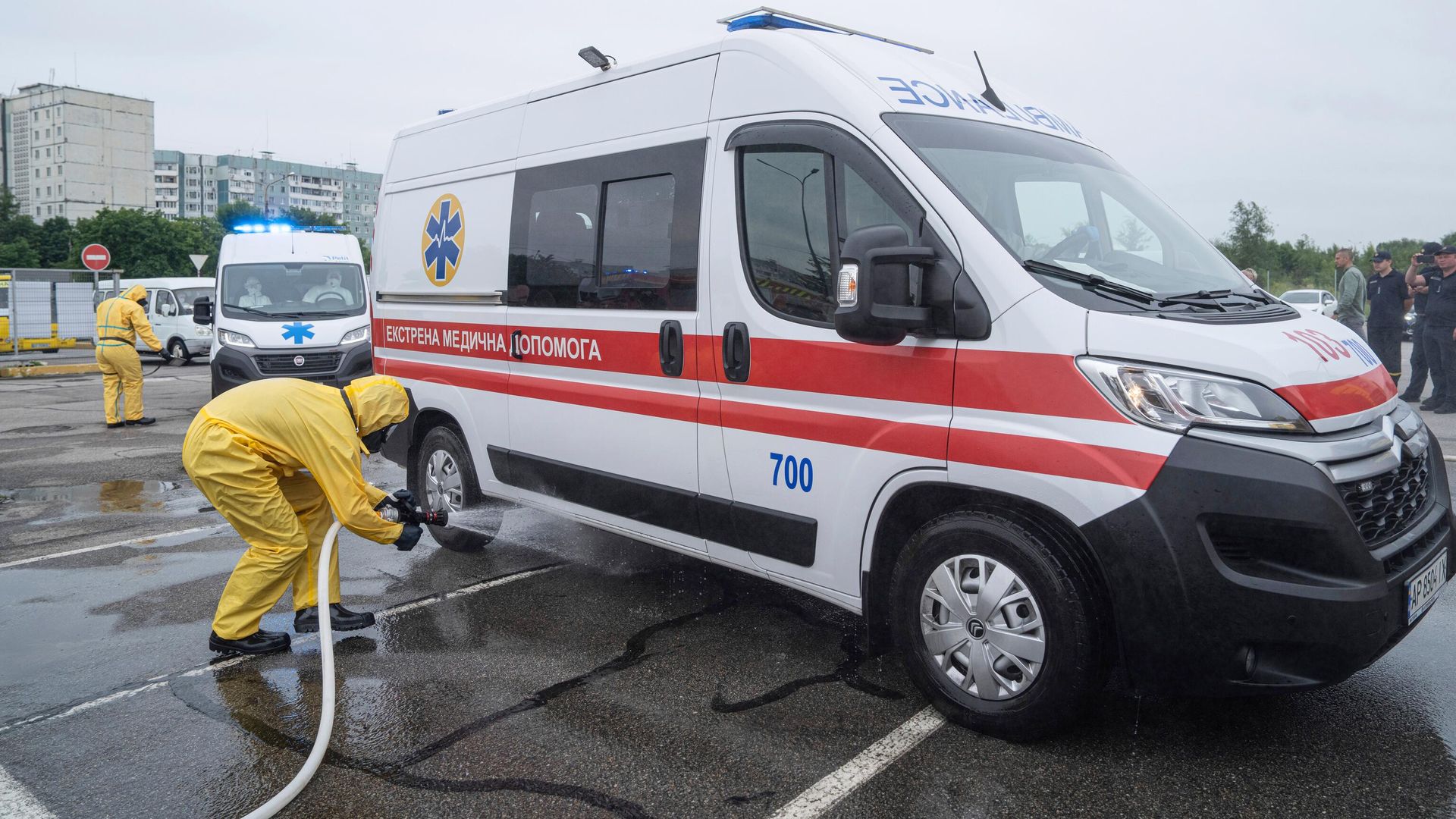 Дезинфекция автомобиля скорой помощи на Украине - РИА Новости, 1920, 27.06.2024