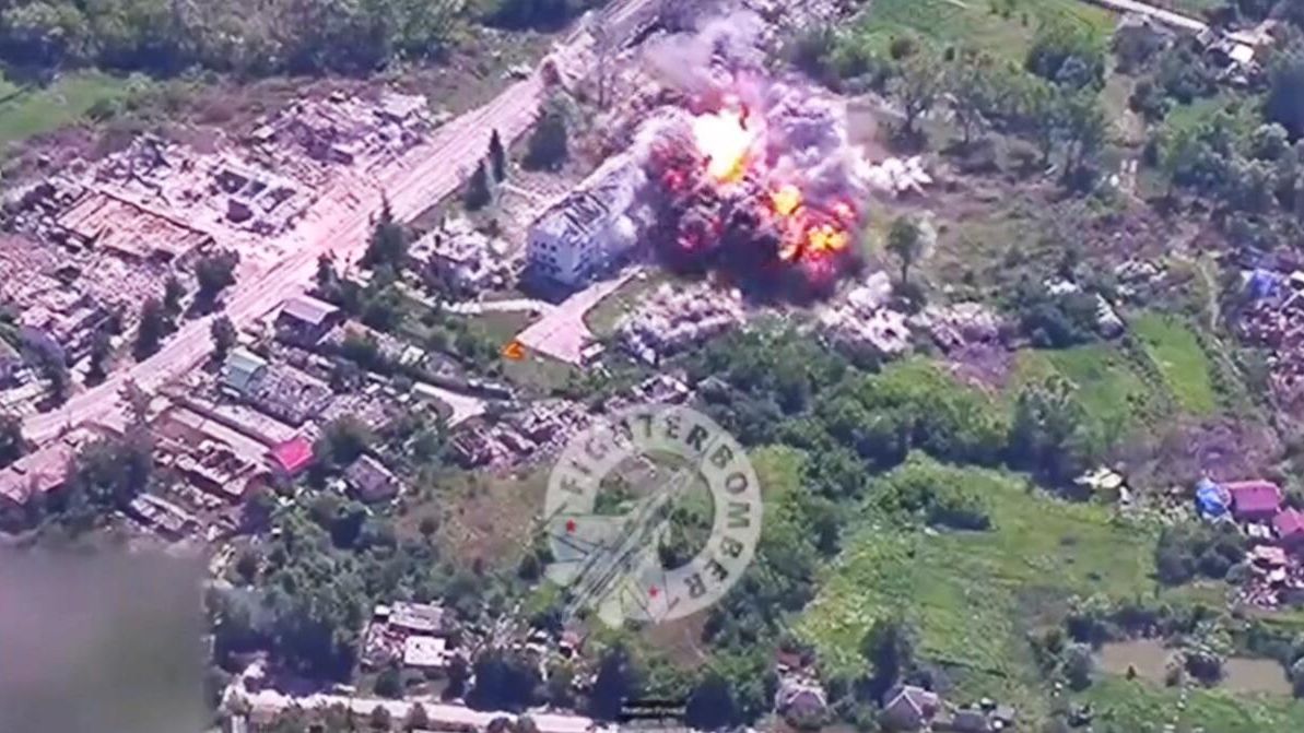 Кадр видео предполагаемого первого применения авиабомбы ФАБ-300 в зоне СВО Кадр видео предполагаемого первого применения авиабомбы ФАБ-300 в зоне СВО - РИА Новости, 1920, 21.06.2024