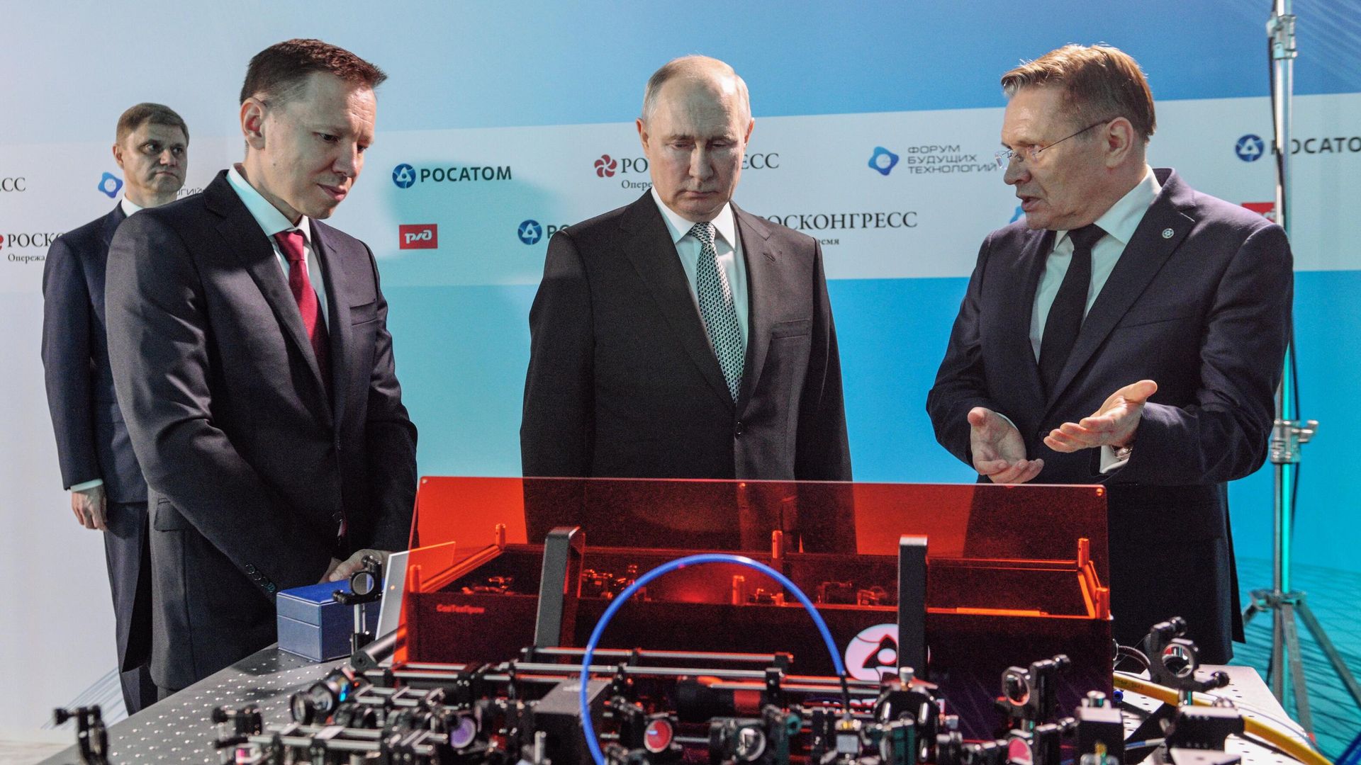 Сооснователь Российского квантового центра Руслан Юнусов, генеральный директор госкорпорации Росатом Алексей Лихачев и президент РФ Владимир Путин во время осмотра выставки передовых разработок в области квантовых технологий госкорпорации Росатом и ОАО РЖД Сооснователь Российского квантового центра Руслан Юнусов, генеральный директор госкорпорации Росатом Алексей Лихачев и президент РФ Владимир Путин во время осмотра выставки передовых разработок в области квантовых технологий госкорпорации Росатом и ОАО РЖД - РИА Новости, 1920, 21.06.2024