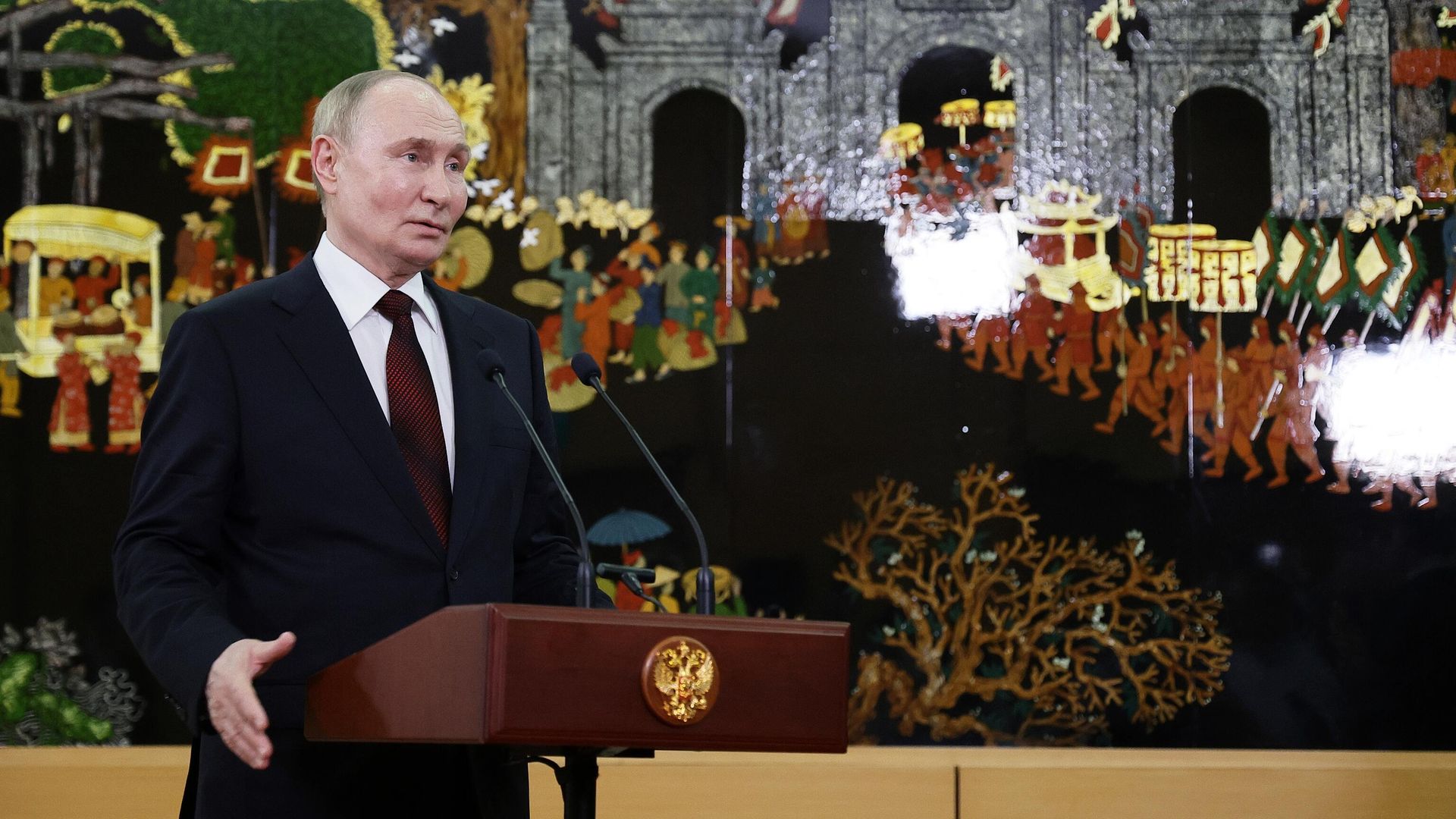 Президент РФ Владимир Путин во время подхода к представителям российских СМИ в аэропорту Нойбай в Ханое Президент РФ Владимир Путин во время подхода к представителям российских СМИ в аэропорту Нойбай в Ханое - РИА Новости, 1920, 10.09.2024