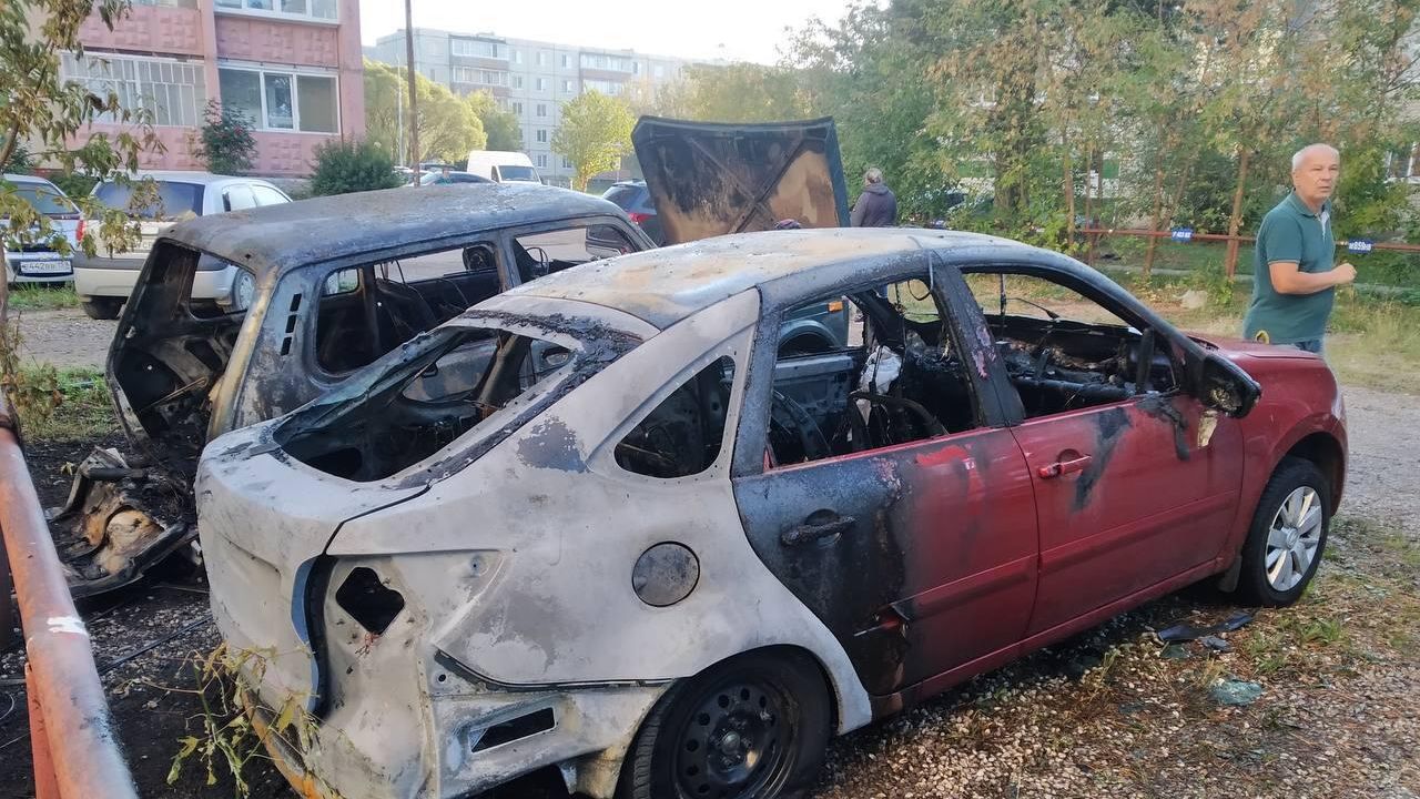Место происшествия, где пермяк сжег дотла автомобили при попытке слить бензин из чужой машины Место происшествия, где пермяк сжег дотла автомобили при попытке слить бензин из чужой машины - РИА Новости, 1920, 21.06.2024