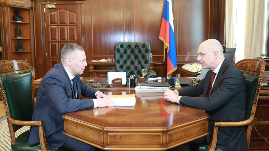 Губернатор Ярославской области Михаил Евраев и министр финансов РФ Антон Силуанов во время двусторонней встрече в Москве Губернатор Ярославской области Михаил Евраев и министр финансов РФ Антон Силуанов во время двусторонней встрече в Москве - РИА Новости, 1920, 21.06.2024
