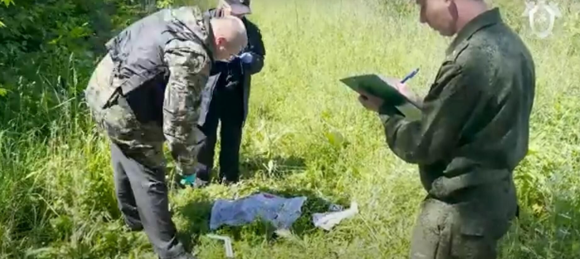 Следователи осматривают место убийства Следователи осматривают место убийства - РИА Новости, 1920, 21.06.2024