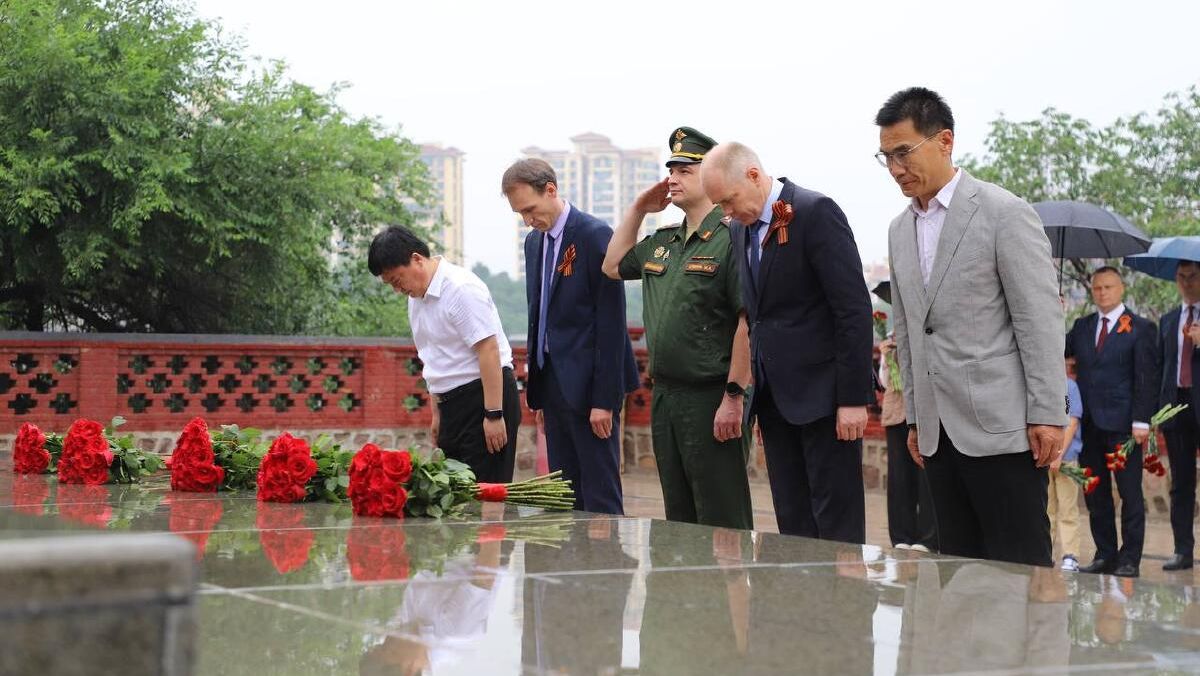 Сотрудники посольства РФ в КНР, а также представители местных властей возлагают цветы к мемориалу советским воинам в городе Чэндэ китайской провинции Хэбэй Сотрудники посольства РФ в КНР, а также представители местных властей возлагают цветы к мемориалу советским воинам в городе Чэндэ китайской провинции Хэбэй - РИА Новости, 1920, 21.06.2024