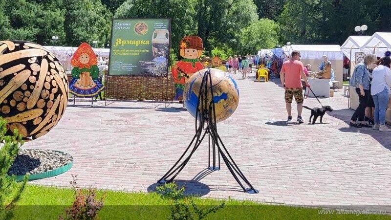 Выставка-ярмарка ремесленных изделий в Белокурихе Выставка-ярмарка ремесленных изделий в Белокурихе - РИА Новости, 1920, 21.06.2024
