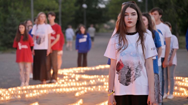 Участники акции Свеча памяти в парке имени Горького в Луганске, посвящённой 83-й годовщине начала Великой Отечественной войны Участники акции Свеча памяти в парке имени Горького в Луганске, посвящённой 83-й годовщине начала Великой Отечественной войны