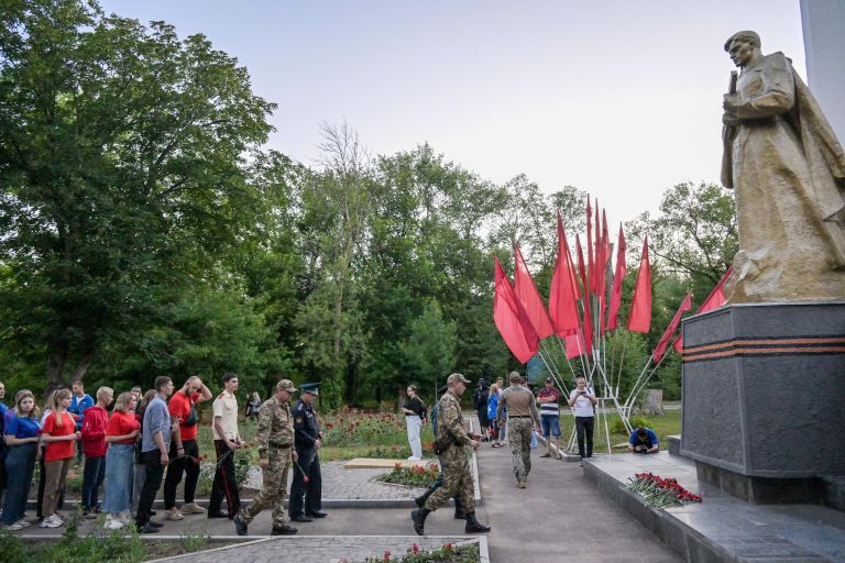 Участники акции Свеча памяти в парке имени Горького в Луганске, посвящённой 83-й годовщине начала Великой Отечественной войны Участники акции Свеча памяти в парке имени Горького в Луганске, посвящённой 83-й годовщине начала Великой Отечественной войны