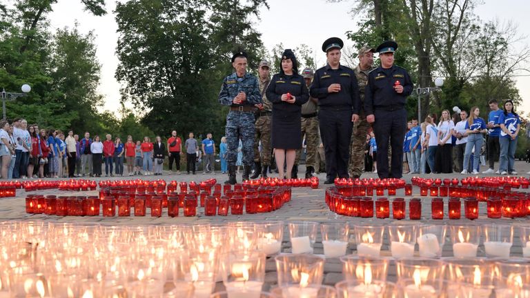 Участники акции Свеча памяти в парке имени Горького в Луганске, посвящённой 83-й годовщине начала Великой Отечественной войны Участники акции Свеча памяти в парке имени Горького в Луганске, посвящённой 83-й годовщине начала Великой Отечественной войны