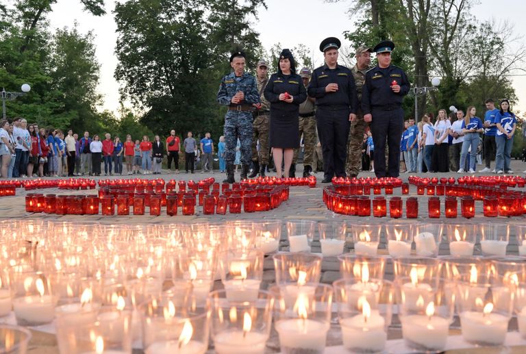 Участники акции Свеча памяти в парке имени Горького в Луганске, посвящённой 83-й годовщине начала Великой Отечественной войны Участники акции Свеча памяти в парке имени Горького в Луганске, посвящённой 83-й годовщине начала Великой Отечественной войны