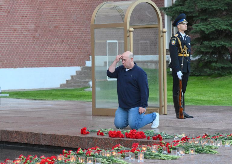 Участник акции Вахта памяти. Вечный огонь, приуроченной ко Дню памяти и скорби, в Александровском саду в Москве Участник акции Вахта памяти. Вечный огонь, приуроченной ко Дню памяти и скорби, в Александровском саду в Москве