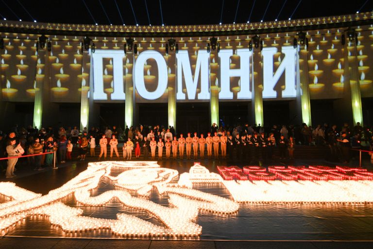 Участники всероссийской акции Свеча памяти на Поклонной горе в Москве, посвящённой 83-й годовщине начала Великой Отечественной войны Участники всероссийской акции Свеча памяти на Поклонной горе в Москве, посвящённой 83-й годовщине начала Великой Отечественной войны