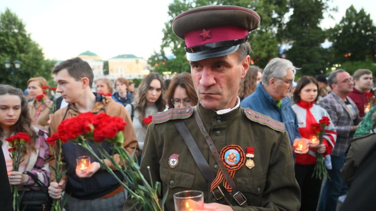Участники акции Вахта памяти. Вечный огонь, приуроченной ко Дню памяти и скорби, в Александровском саду в Москве Участники акции Вахта памяти. Вечный огонь, приуроченной ко Дню памяти и скорби, в Александровском саду в Москве