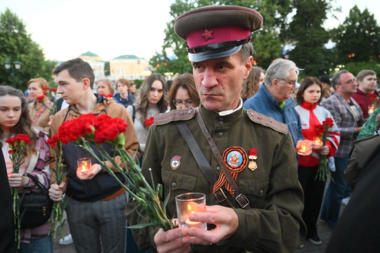 Участники акции Вахта памяти. Вечный огонь, приуроченной ко Дню памяти и скорби, в Александровском саду в Москве Участники акции Вахта памяти. Вечный огонь, приуроченной ко Дню памяти и скорби, в Александровском саду в Москве