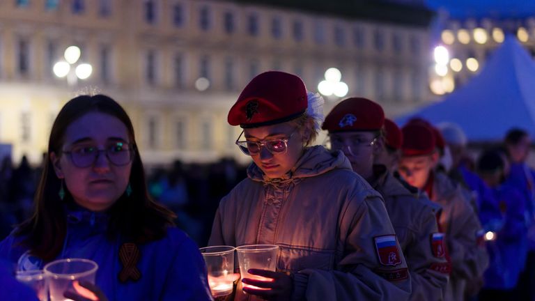 Участники акции Свеча памяти на Дворцовой площади в Санкт-Петербурге, посвящённой 83-й годовщине начала Великой Отечественной войны Участники акции Свеча памяти на Дворцовой площади в Санкт-Петербурге, посвящённой 83-й годовщине начала Великой Отечественной войны