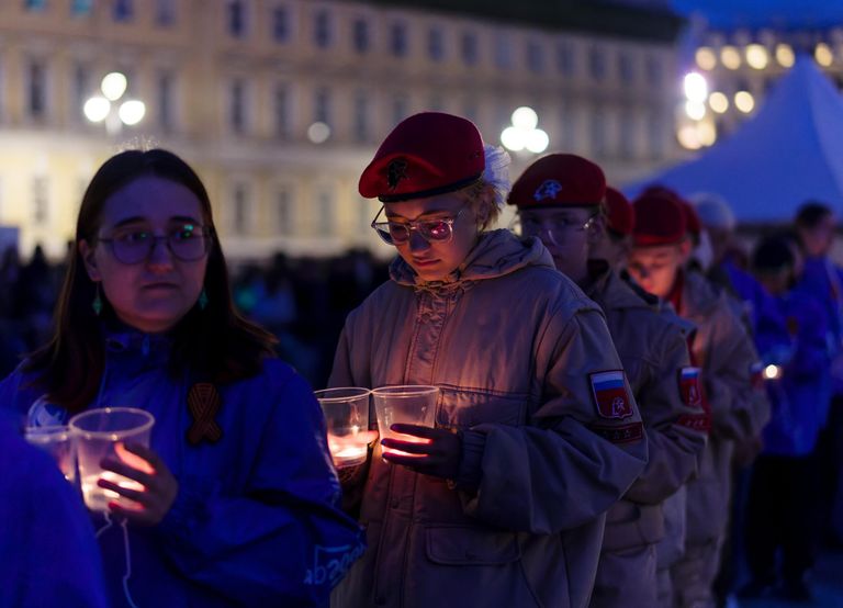 Участники акции Свеча памяти на Дворцовой площади в Санкт-Петербурге, посвящённой 83-й годовщине начала Великой Отечественной войны Участники акции Свеча памяти на Дворцовой площади в Санкт-Петербурге, посвящённой 83-й годовщине начала Великой Отечественной войны