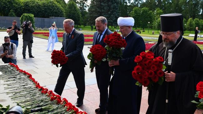Церемония, посвящённая Дню памяти и скорби на Пискаревском мемориальном кладбище