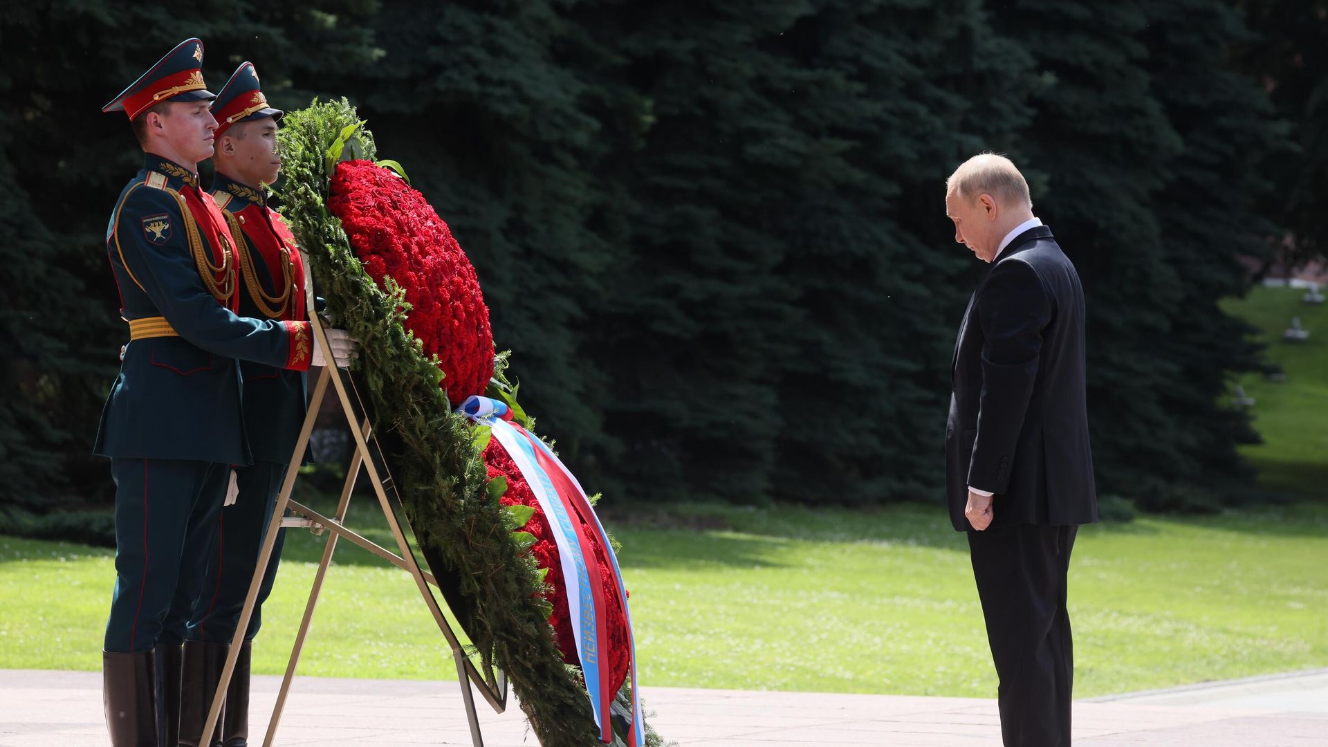 Президент РФ Владимир Путин на церемонии возложения венка к Могиле Неизвестного Солдата в Александровском саду в День памяти и скорби Президент РФ Владимир Путин на церемонии возложения венка к Могиле Неизвестного Солдата в Александровском саду в День памяти и скорби - РИА Новости, 1920, 23.06.2024