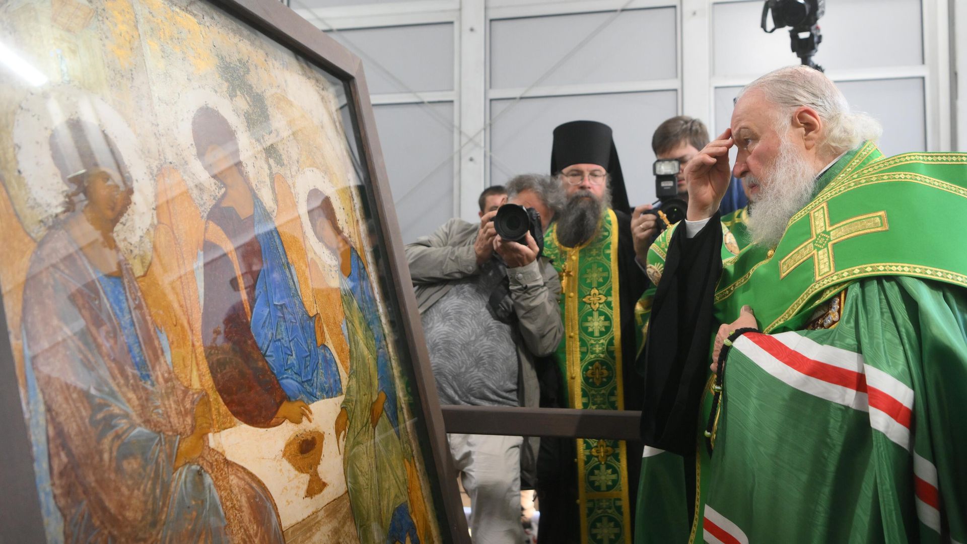 Патриарх Московский и всея Руси Кирилл у иконы Святая Троица письма преподобного Андрея Рублёва в шатре на Красногорской площади Свято-Троицкой Сергиевой Лавры накануне праздника Святой Троицы. 22 июня 2024 Патриарх Московский и всея Руси Кирилл у иконы Святая Троица письма преподобного Андрея Рублёва в шатре на Красногорской площади Свято-Троицкой Сергиевой Лавры накануне праздника Святой Троицы. 22 июня 2024 - РИА Новости, 1920, 22.06.2024