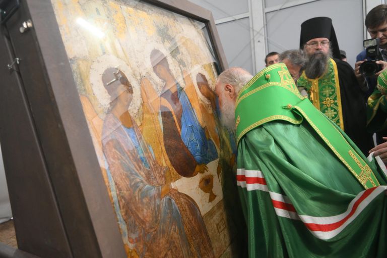 Патриарх Московский и всея Руси Кирилл у иконы Святая Троица письма преподобного Андрея Рублёва в шатре на Красногорской площади Свято-Троицкой Сергиевой Лавры накануне праздника Святой Троицы Патриарх Московский и всея Руси Кирилл у иконы Святая Троица письма преподобного Андрея Рублёва в шатре на Красногорской площади Свято-Троицкой Сергиевой Лавры накануне праздника Святой Троицы