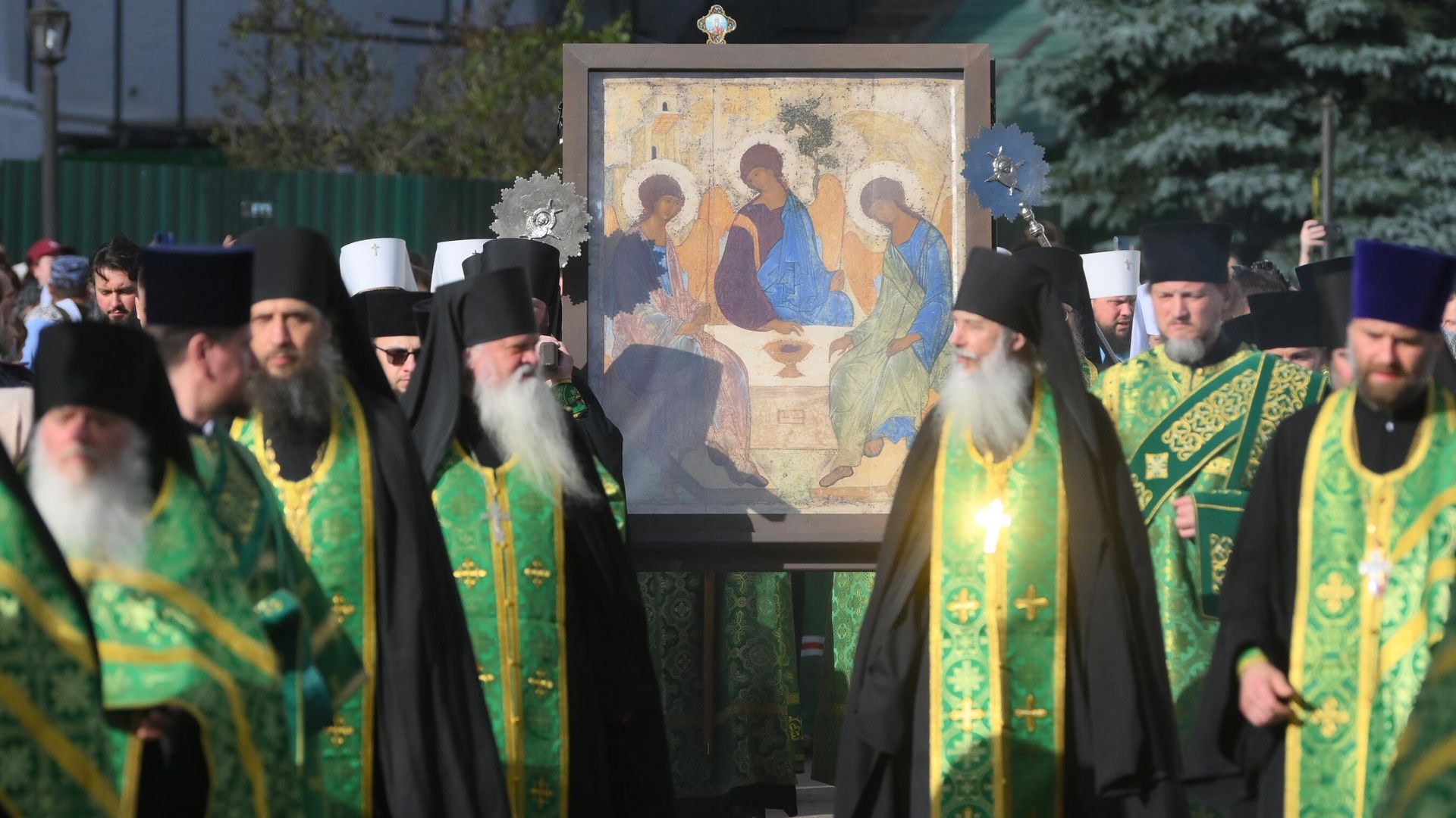 Крестный ход с иконой Святая Троица письма преподобного Андрея Рублёва в Свято-Троицкой Сергиевой Лавре накануне праздника Святой Троицы Крестный ход с иконой Святая Троица письма преподобного Андрея Рублёва в Свято-Троицкой Сергиевой Лавре накануне праздника Святой Троицы - РИА Новости, 1920, 02.07.2024