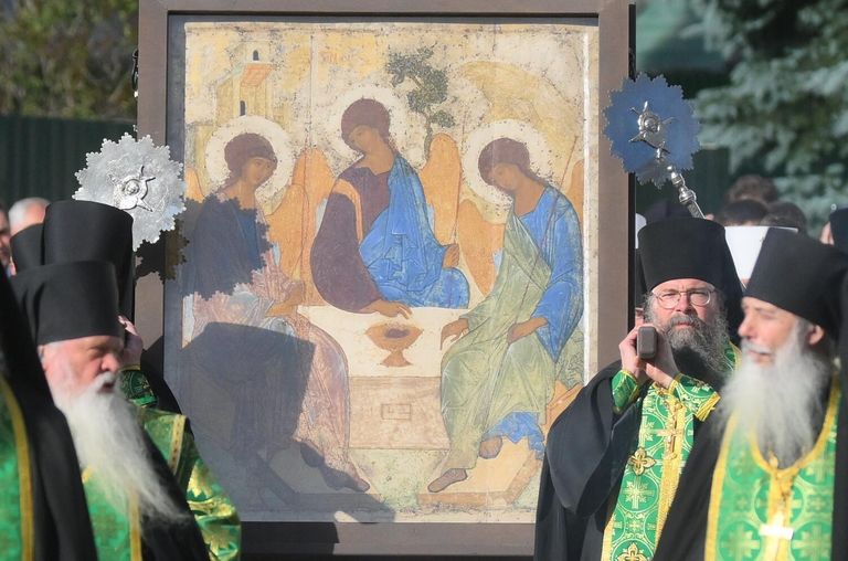 Крестный ход с иконой Святая Троица письма преподобного Андрея Рублёва в Свято-Троицкой Сергиевой Лавре накануне праздника Святой Троицы Крестный ход с иконой Святая Троица письма преподобного Андрея Рублёва в Свято-Троицкой Сергиевой Лавре накануне праздника Святой Троицы