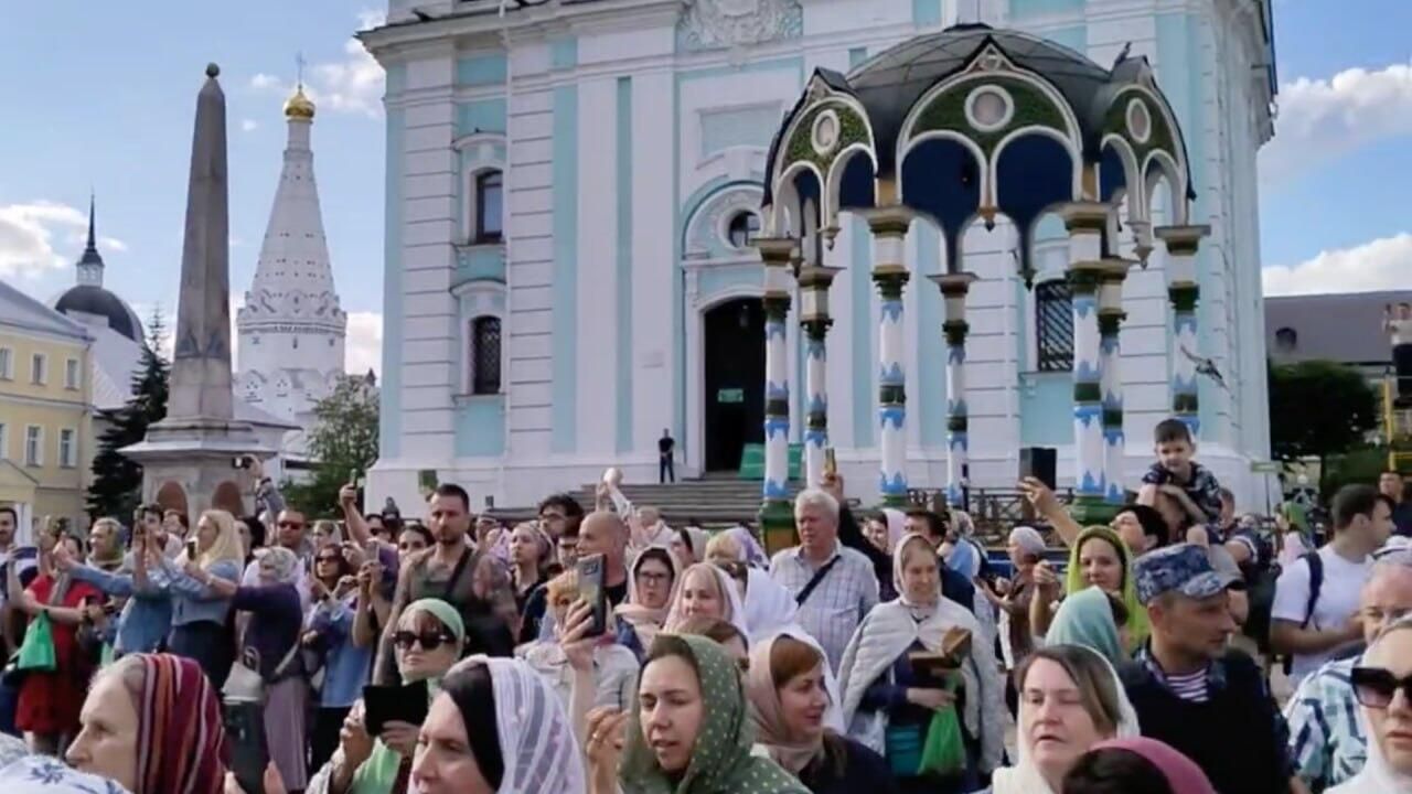 Сотни человек встречают Троицу в Троице-Сергиевой лавре Сотни человек встречают Троицу в Троице-Сергиевой лавре - РИА Новости, 1920, 22.06.2024