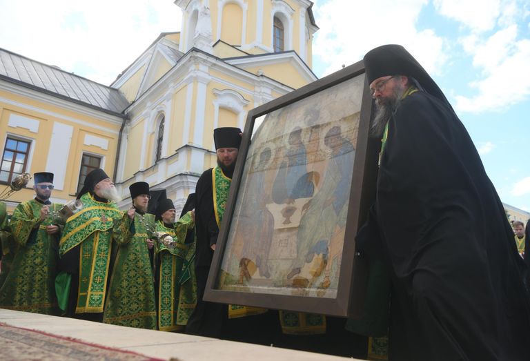 Крестный ход с иконой Святая Троица письма преподобного Андрея Рублёва в Свято-Троицкой Сергиевой Лавре накануне праздника Святой Троицы Крестный ход с иконой Святая Троица письма преподобного Андрея Рублёва в Свято-Троицкой Сергиевой Лавре накануне праздника Святой Троицы