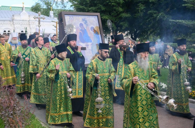 Крестный ход с иконой Святая Троица письма преподобного Андрея Рублёва в Свято-Троицкой Сергиевой Лавре накануне праздника Святой Троицы Крестный ход с иконой Святая Троица письма преподобного Андрея Рублёва в Свято-Троицкой Сергиевой Лавре накануне праздника Святой Троицы