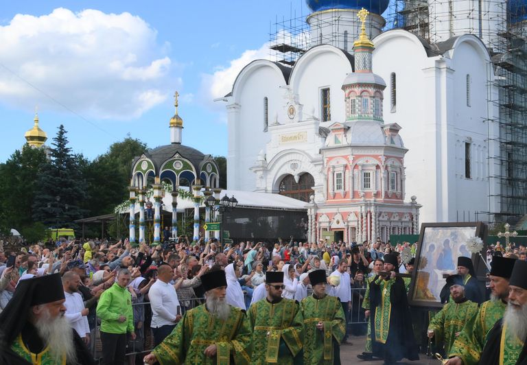 Крестный ход с иконой Святая Троица письма преподобного Андрея Рублёва в Свято-Троицкой Сергиевой Лавре накануне праздника Святой Троицы Крестный ход с иконой Святая Троица письма преподобного Андрея Рублёва в Свято-Троицкой Сергиевой Лавре накануне праздника Святой Троицы