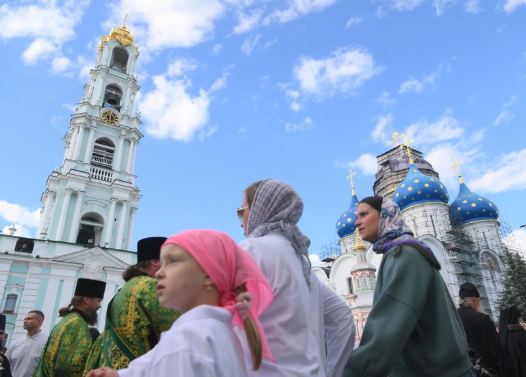 Прихожане в Троицком соборе Свято-Троицкой Сергиевой Лавры накануне праздника Святой Троицы Прихожане в Троицком соборе Свято-Троицкой Сергиевой Лавры накануне праздника Святой Троицы