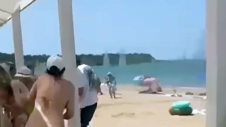 Момент удара ВСУ по пляжу в Севастополе. Кадр видео очевидца Момент удара ВСУ по пляжу в Севастополе. Кадр видео очевидца - РИА Новости, 1920, 24.06.2024
