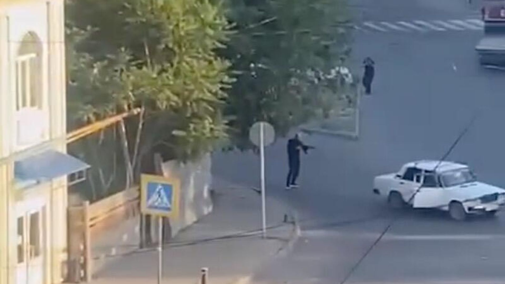 Перестрелка в Дагестане. Кадр видео очевидца Перестрелка в Дагестане. Кадр видео очевидца - РИА Новости, 1920, 23.06.2024