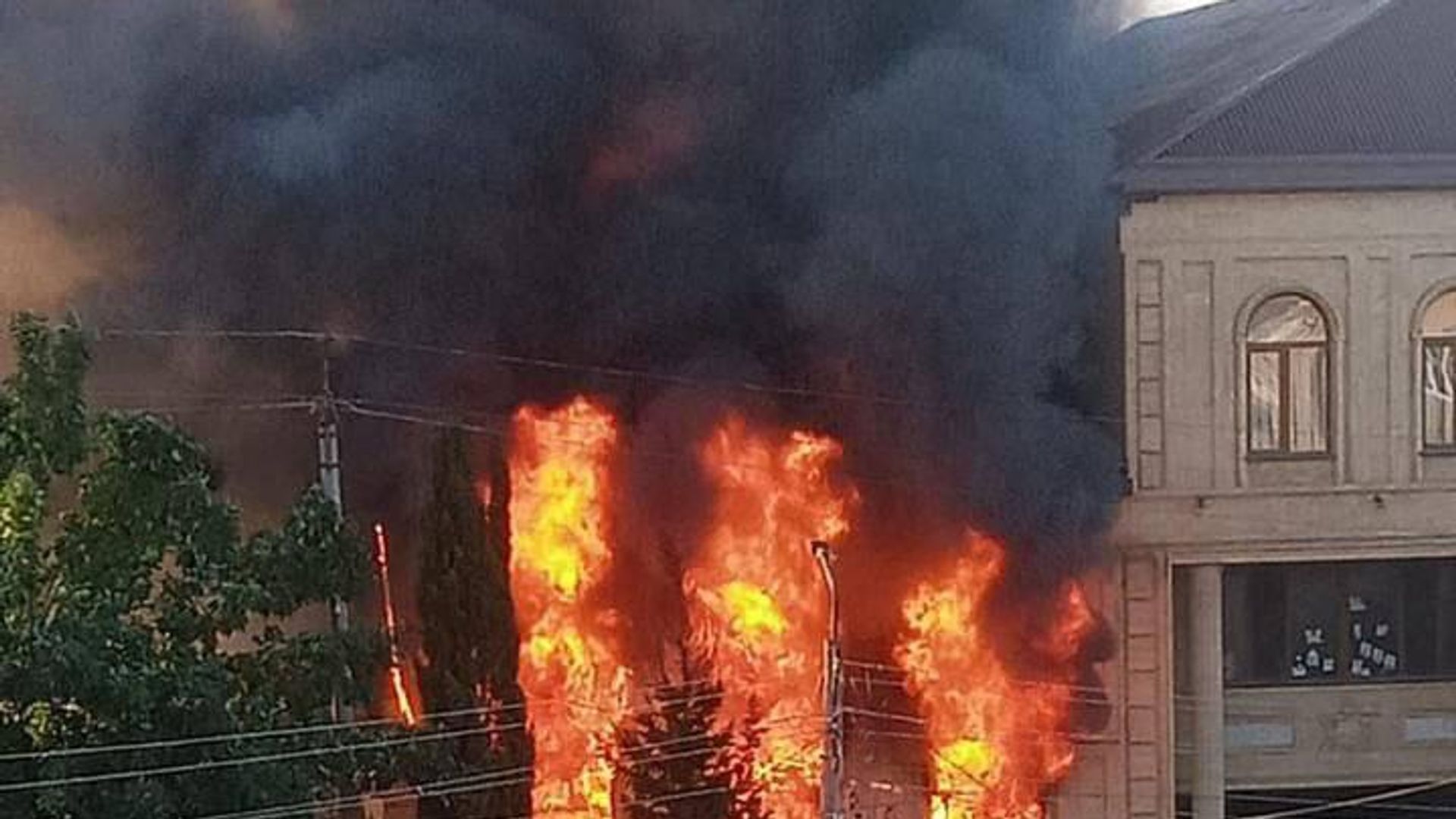 Пожар в синагоге в Дагестане. Кадр видео очевидца Пожар в синагоге в Дагестане. Кадр видео очевидца - РИА Новости, 1920, 23.06.2024