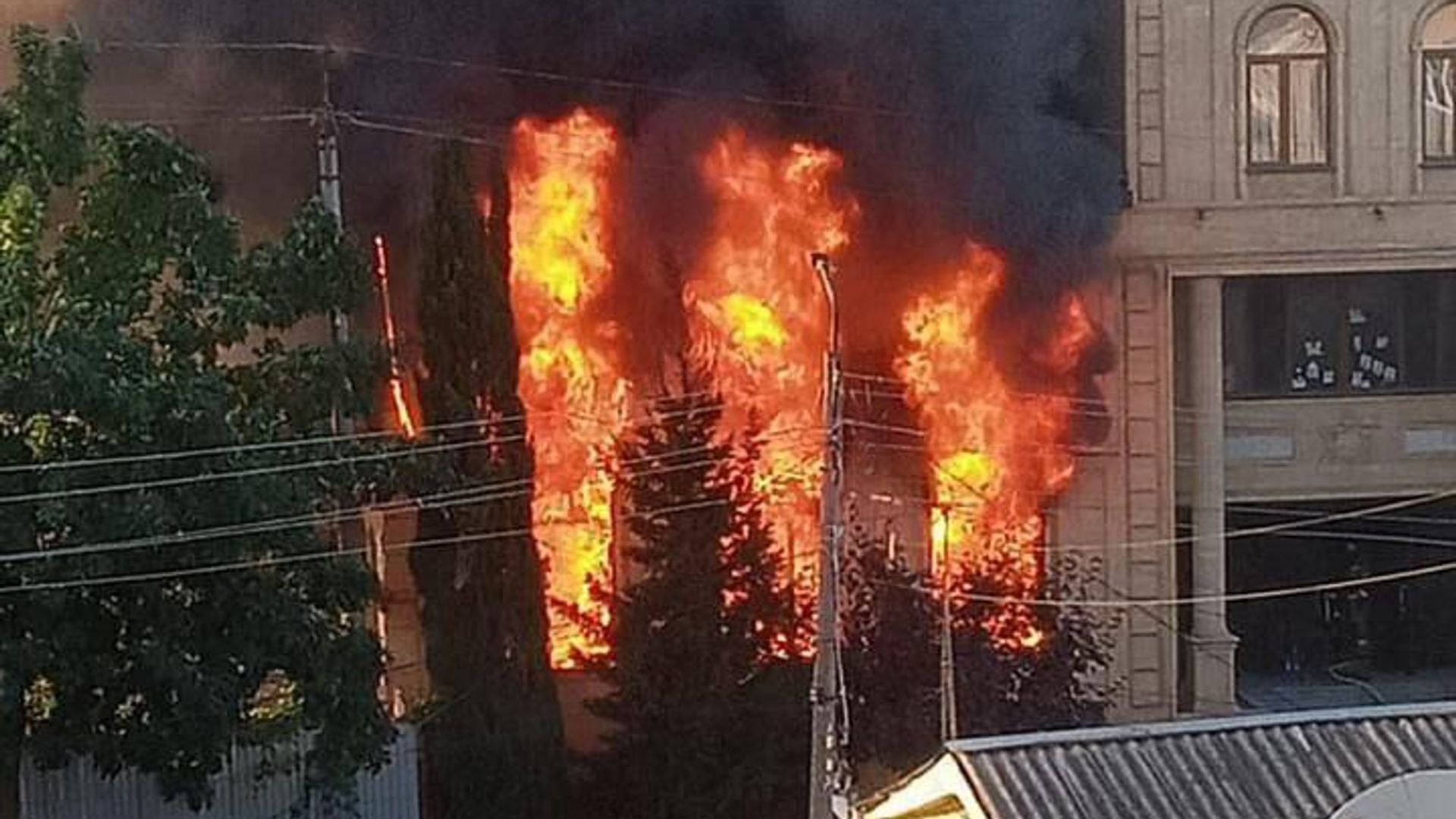 Пожар в синагоге в Дагестане. Кадр видео очевидца Пожар в синагоге в Дагестане. Кадр видео очевидца - РИА Новости, 1920, 24.06.2024