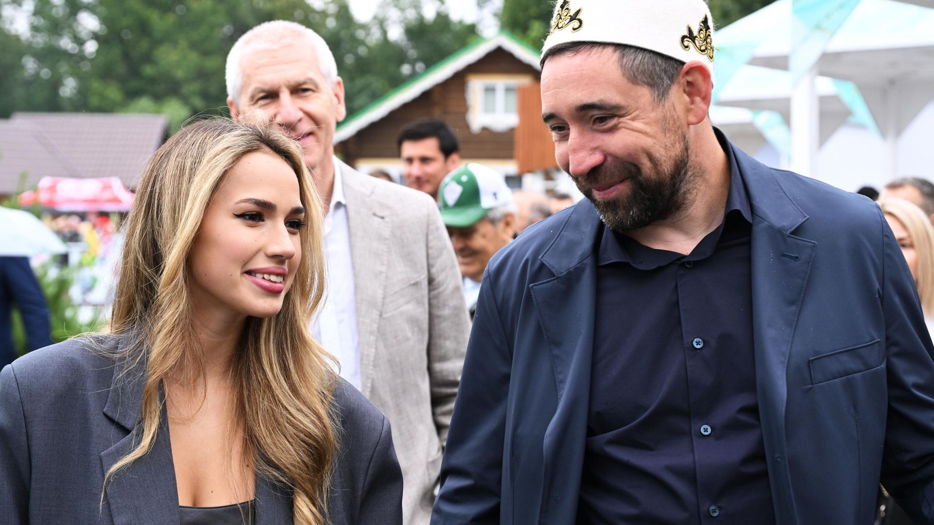 Фигуристка Алина Загитова, бывший игрок хоккейной команды Ак Барс Данис Зарипов и бывший министр спорта РФ Олег Матыцин на церемонии закрытия игр БРИКС в поселке Мирный Приволжского района Казани Фигуристка Алина Загитова, бывший игрок хоккейной команды Ак Барс Данис Зарипов и бывший министр спорта РФ Олег Матыцин на церемонии закрытия игр БРИКС в поселке Мирный Приволжского района Казани - РИА Новости, 1920, 24.06.2024