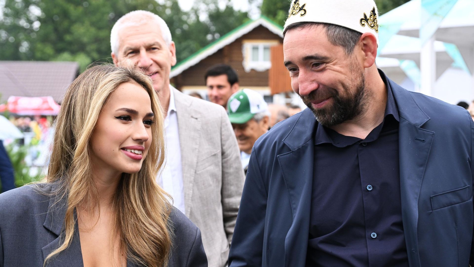 Фигуристка Алина Загитова, бывший игрок хоккейной команды Ак Барс Данис Зарипов и бывший министр спорта РФ Олег Матыцин на церемонии закрытия игр БРИКС в поселке Мирный Приволжского района Казани Фигуристка Алина Загитова, бывший игрок хоккейной команды Ак Барс Данис Зарипов и бывший министр спорта РФ Олег Матыцин на церемонии закрытия игр БРИКС в поселке Мирный Приволжского района Казани - РИА Новости, 1920, 24.06.2024
