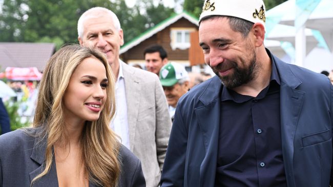 Фигуристка Алина Загитова, бывший игрок хоккейной команды Ак Барс Данис Зарипов и бывший министр спорта РФ Олег Матыцин на церемонии закрытия игр БРИКС в поселке Мирный Приволжского района Казани