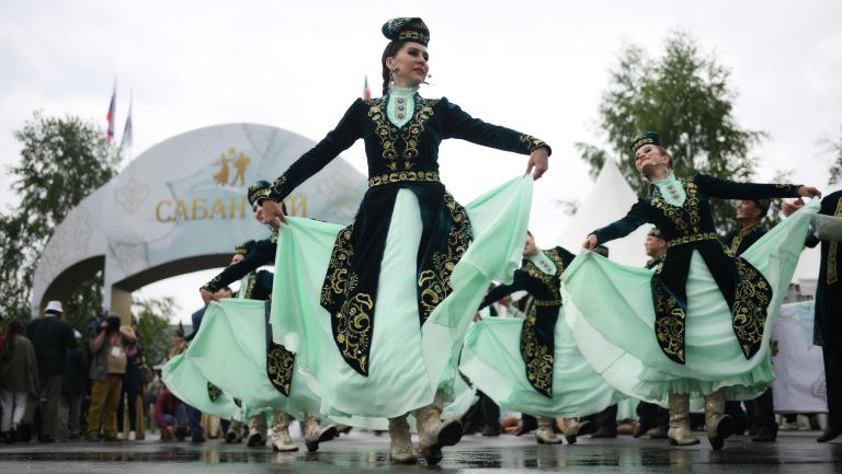 Церемония закрытия игр БРИКС в поселке Мирный Приволжского района Казани