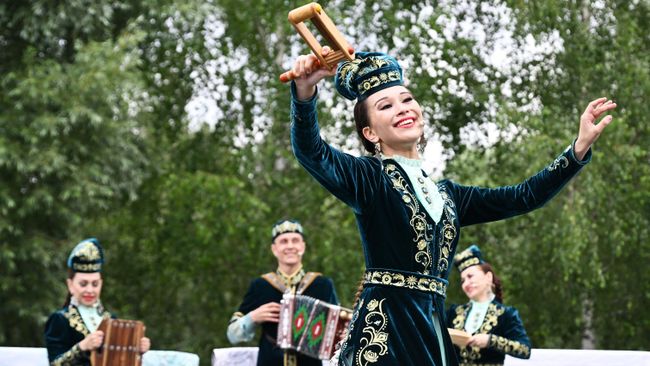 Церемония закрытия игр БРИКС в поселке Мирный Приволжского района Казани