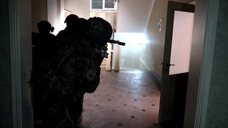 Сотрудники ФСБ в Дагестане, где были совершены вооруженные нападения на храмы и синагогу