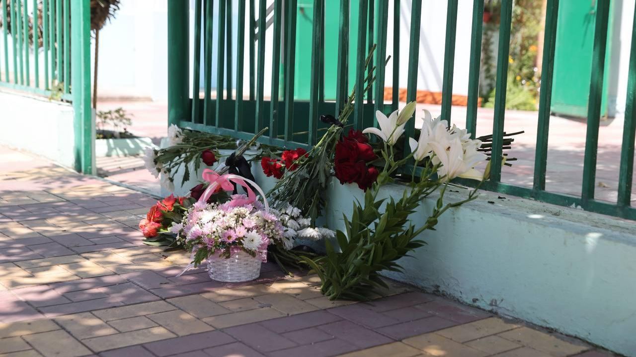 Цветы на месте теракта в Дербенте Цветы на месте теракта в Дербенте - РИА Новости, 1920, 24.06.2024