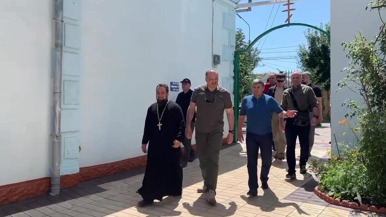 Глава Республики Дагестан Сергей Меликов осматривает церковь в Дербенте, на которую накануне напали террористы. Стоп-кадр видео Глава Республики Дагестан Сергей Меликов осматривает церковь в Дербенте, на которую накануне напали террористы. Стоп-кадр видео - РИА Новости, 1920, 24.06.2024