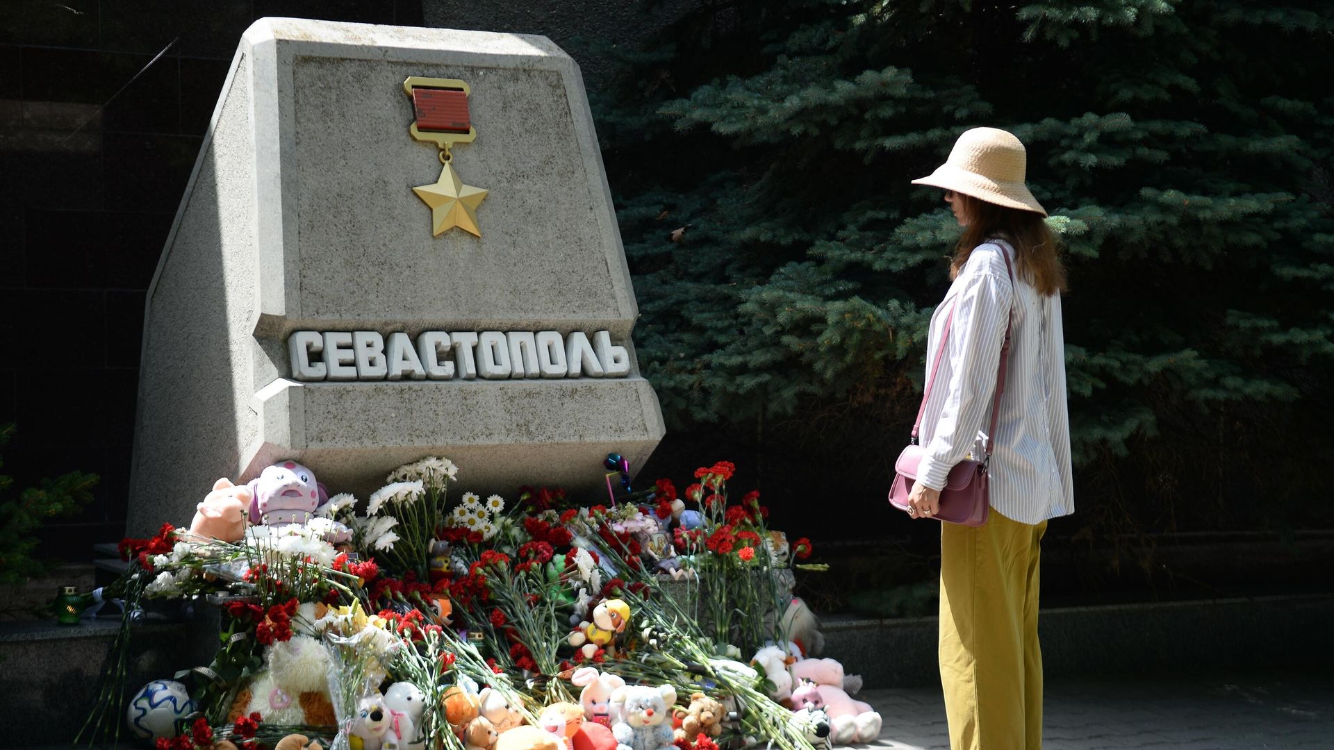 Женщина возле стихийного мемориала  у стелы Севастополя на Аллее городов-героев в день траура по погибшим в результате ракетной атаки ВСУ - РИА Новости, 1920, 29.06.2024