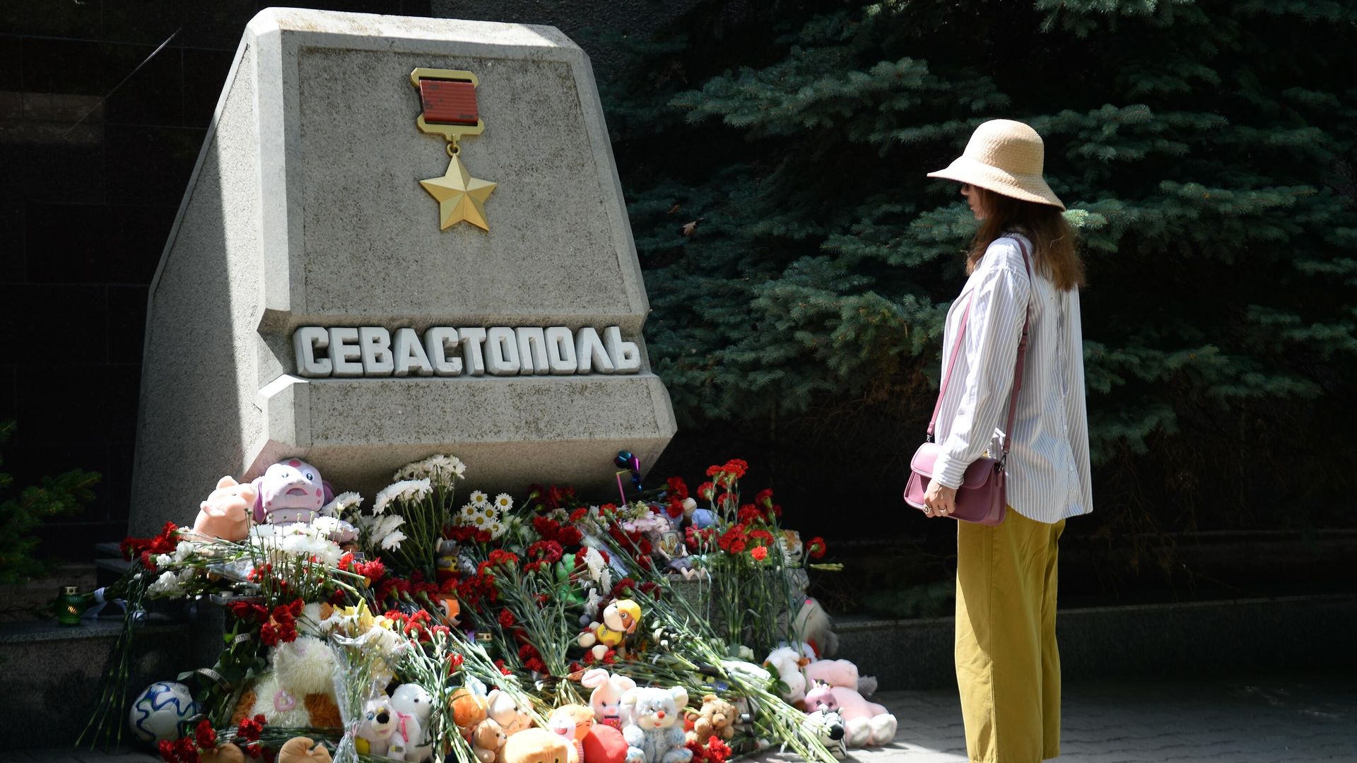 Женщина возле стихийного мемориала у стелы Севастополя на Аллее городов-героев в день траура по погибшим в результате ракетной атаки ВСУ Женщина возле стихийного мемориала у стелы Севастополя на Аллее городов-героев в день траура по погибшим в результате ракетной атаки ВСУ - РИА Новости, 1920, 27.06.2024