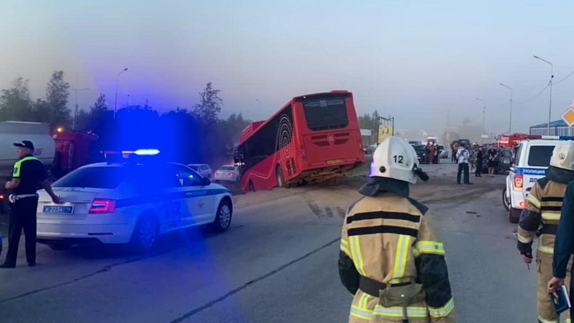 Место ДТП с участием маршрутного автобуса в поселке Жатай в Якутии. 24 июня 2024 - РИА Новости, 1920, 24.06.2024