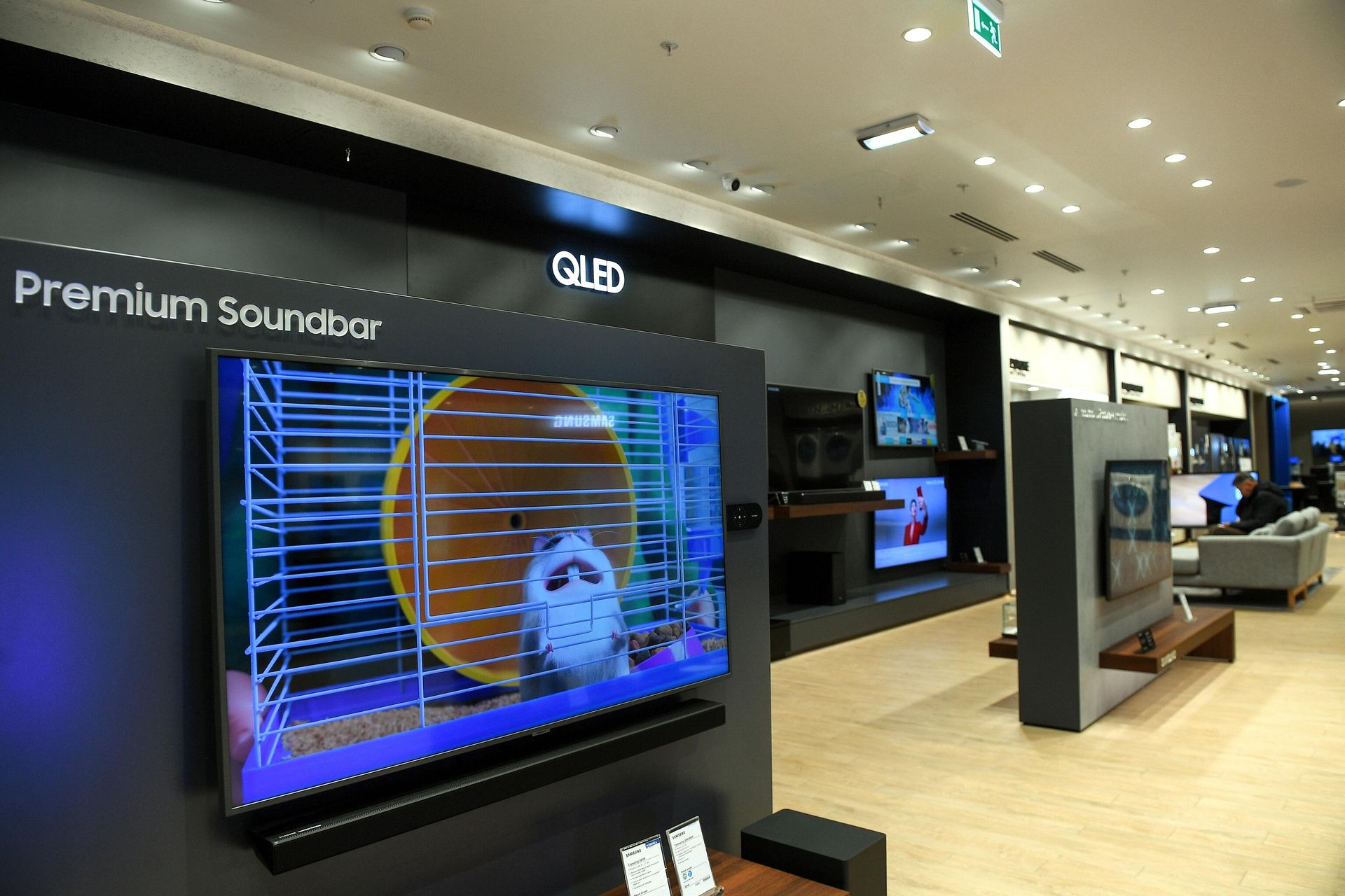 Торговый зал в фирменном салоне Samsung Electronics Торговый зал в фирменном салоне Samsung Electronics - РИА Новости, 1920, 25.06.2024