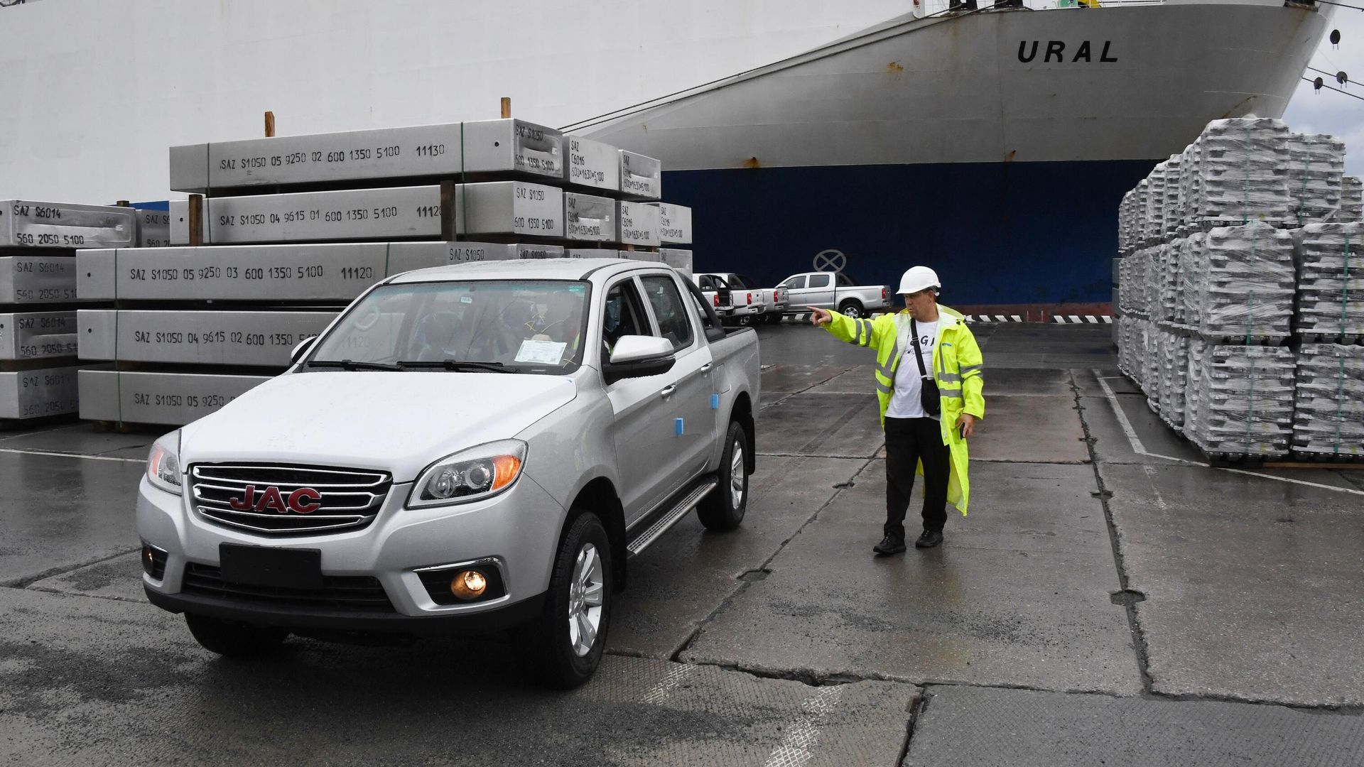 Разгрузка автомобиля JAC, прибывшего грузовым судном из Китая, во Владивостокском морском торговом порту Разгрузка автомобиля JAC, прибывшего грузовым судном из Китая, во Владивостокском морском торговом порту - РИА Новости, 1920, 25.06.2024