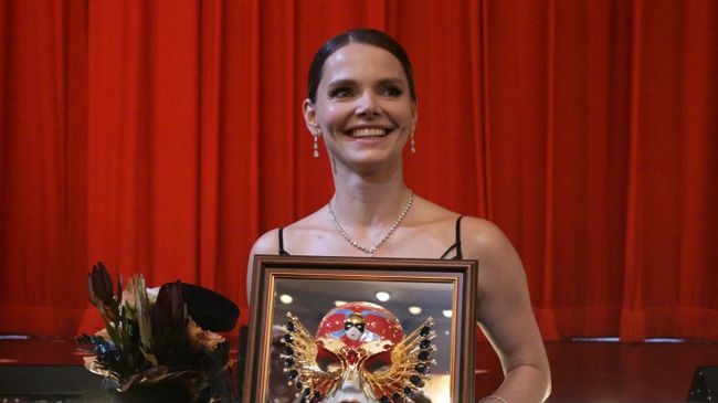Актриса Елизавета Боярская, получившая совместно с актером Игорем Черневичем специальную премию жюри за лучший актерский дуэт в спектакле Театра Европы Чайка, на церемонии вручения ХХХ Российской национальной театральной премии Золотая Маска. 24 июня 2024
